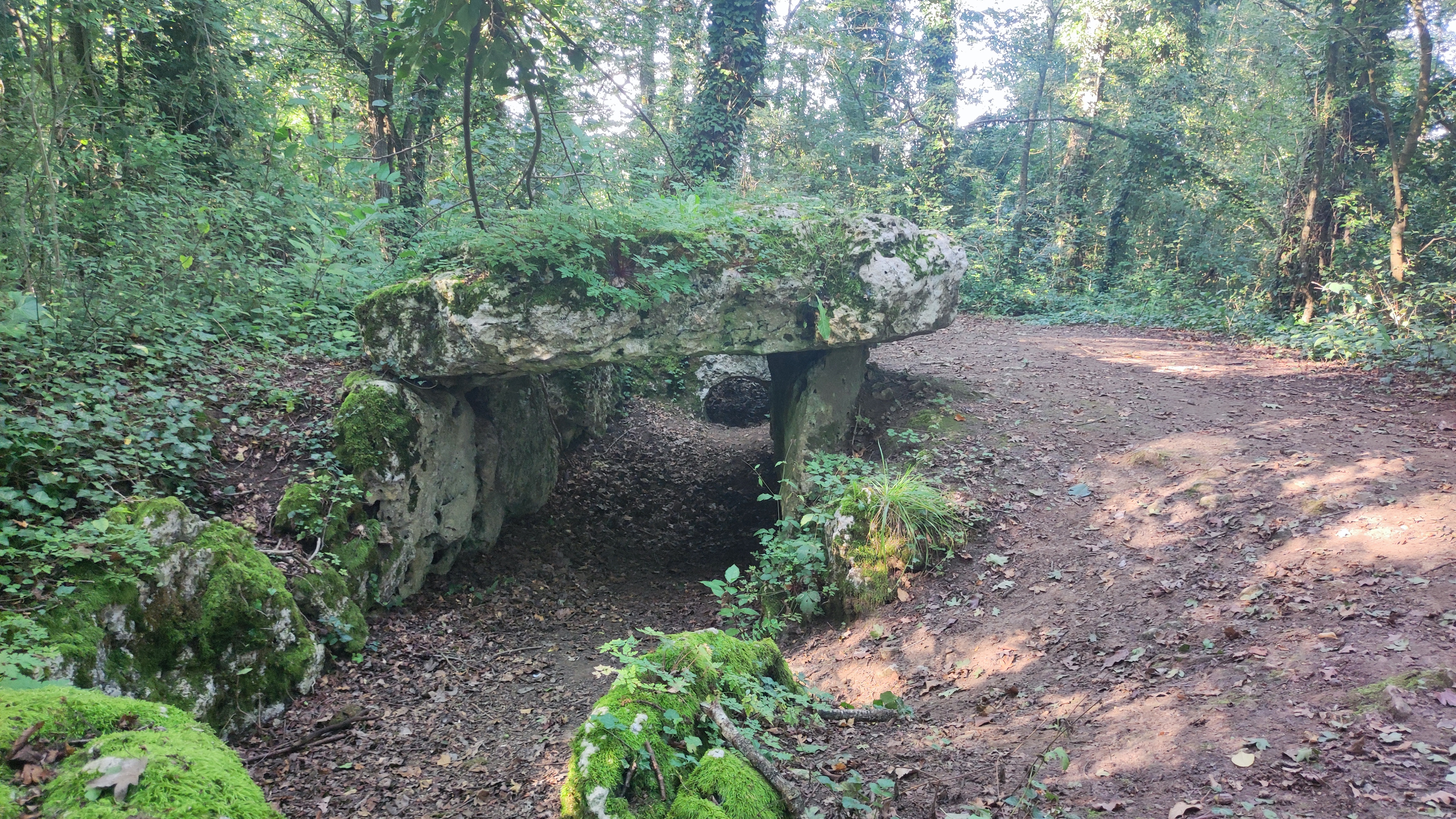 Villers et le Dolmen de la Pierre aux Fées