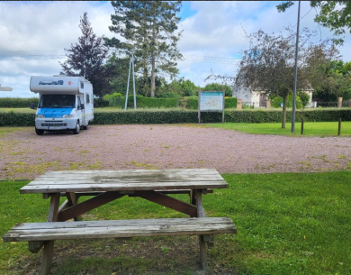 Aire avec table de pique nique