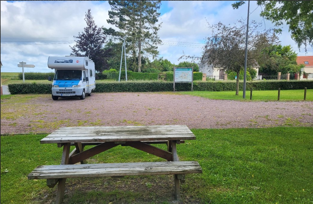 Aire avec table de pique nique