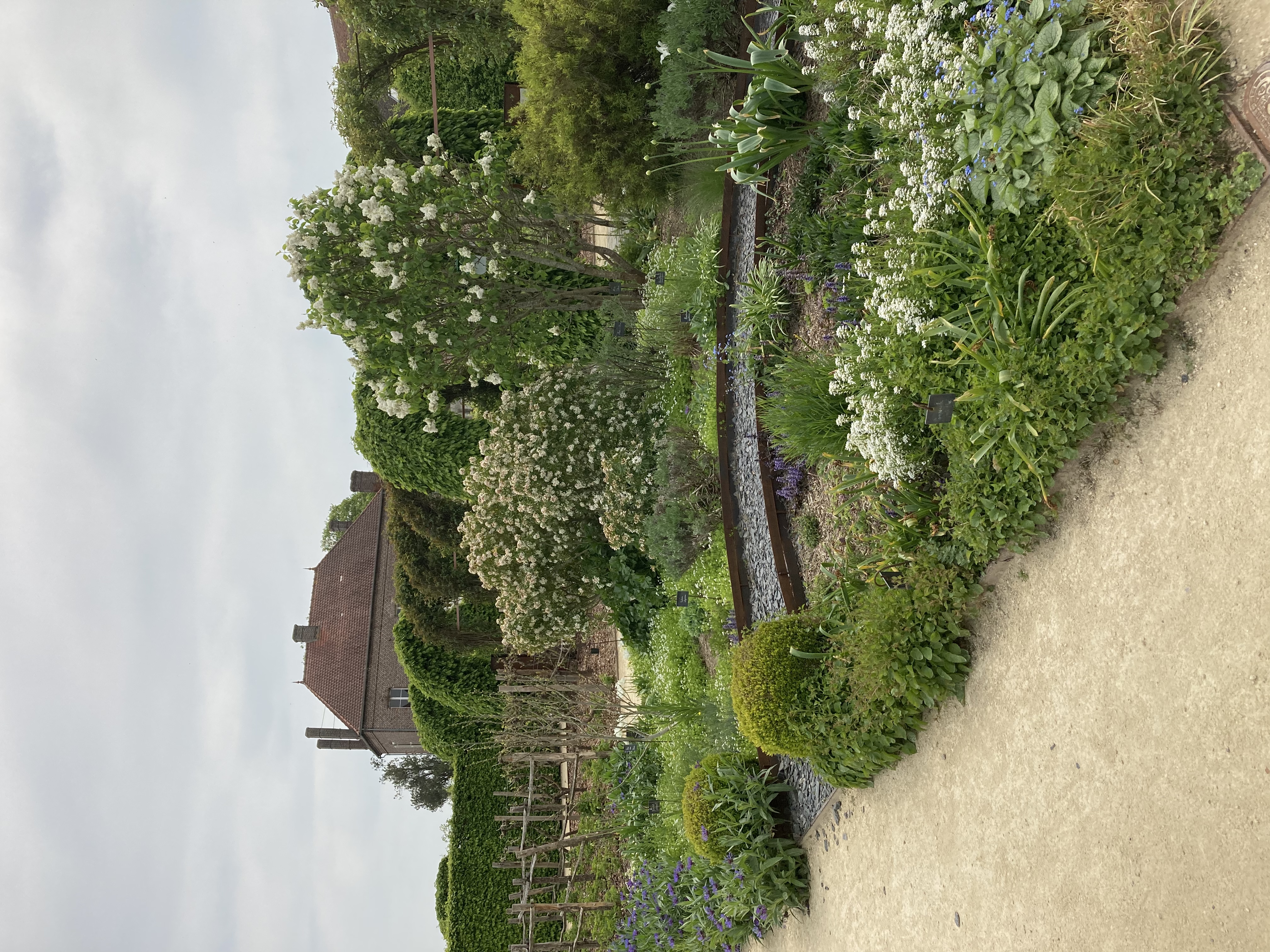 Jardin d'inspiration médiévale de la Maladrerie Saint-Lazare