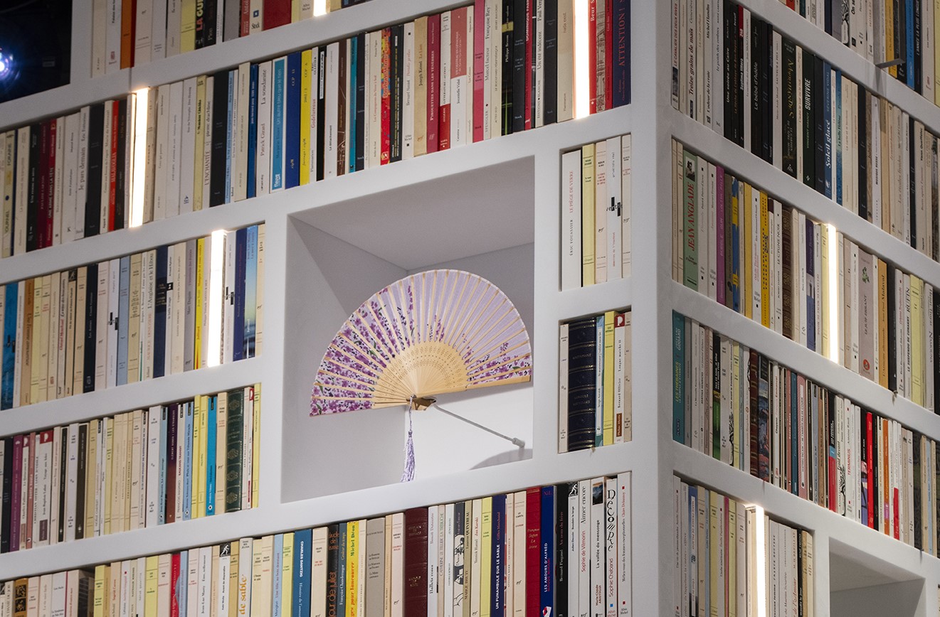 Bibliothèque magique dans le parcours de visite
