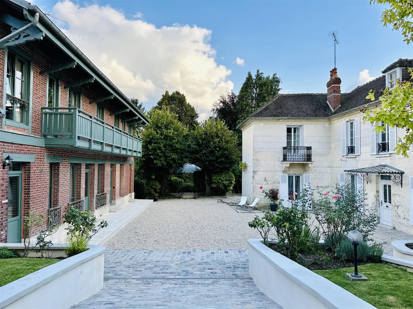 CHATEAU PRECY SARL