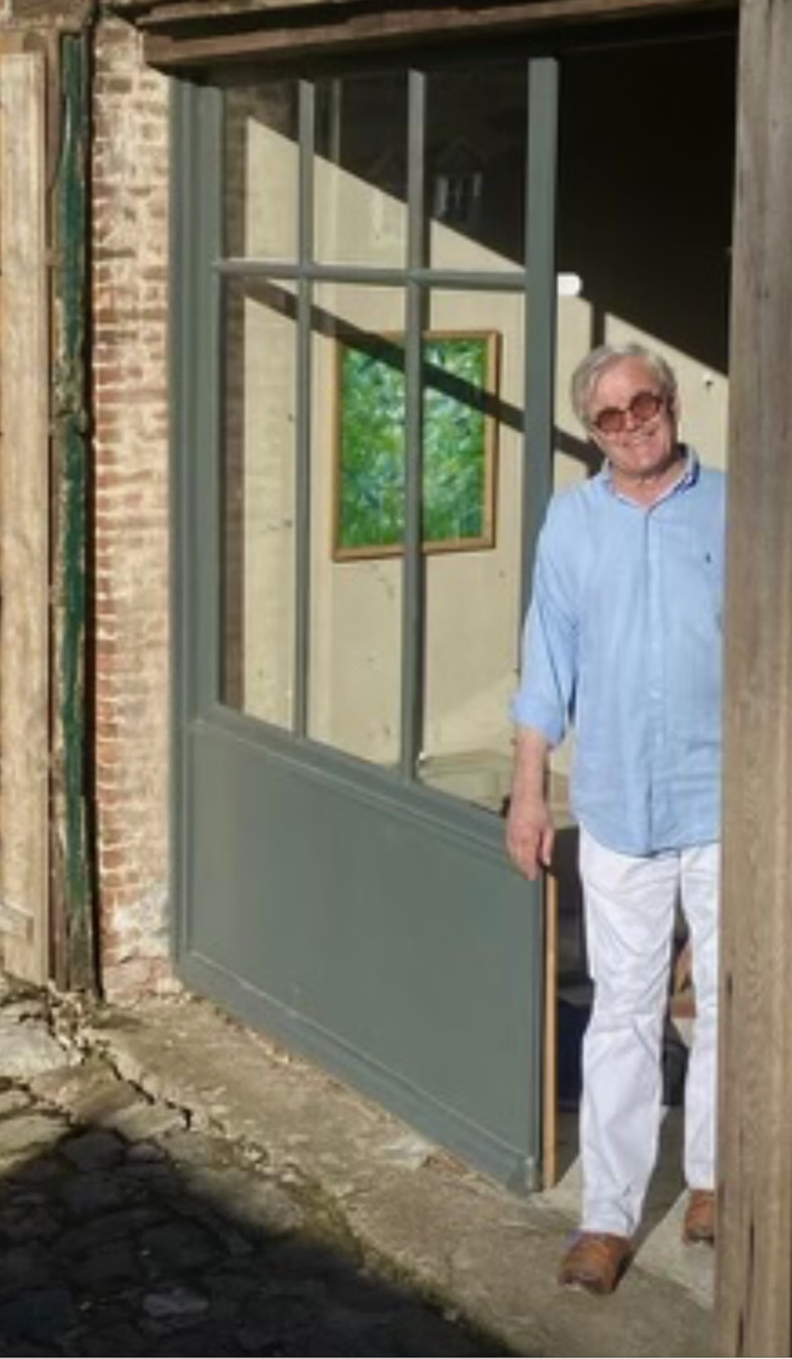 Hervé a l’entrée de son atelier