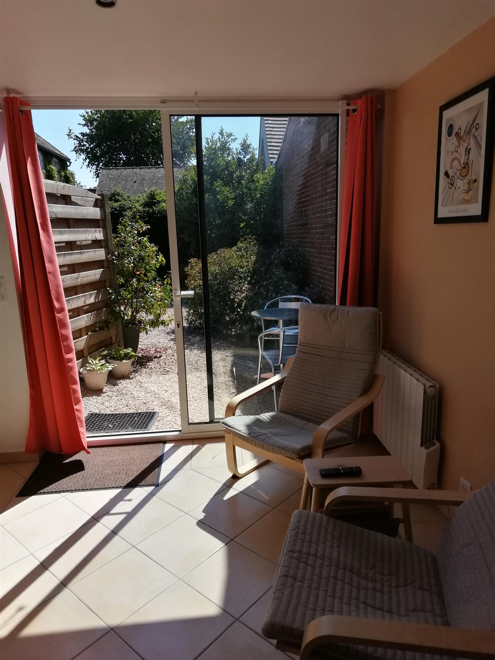 Pièce principale et vue sur terrasse_© Gîte l'Ormeau_VIT