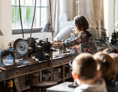 Démonstrations de fabrication d'un bouton en nacre