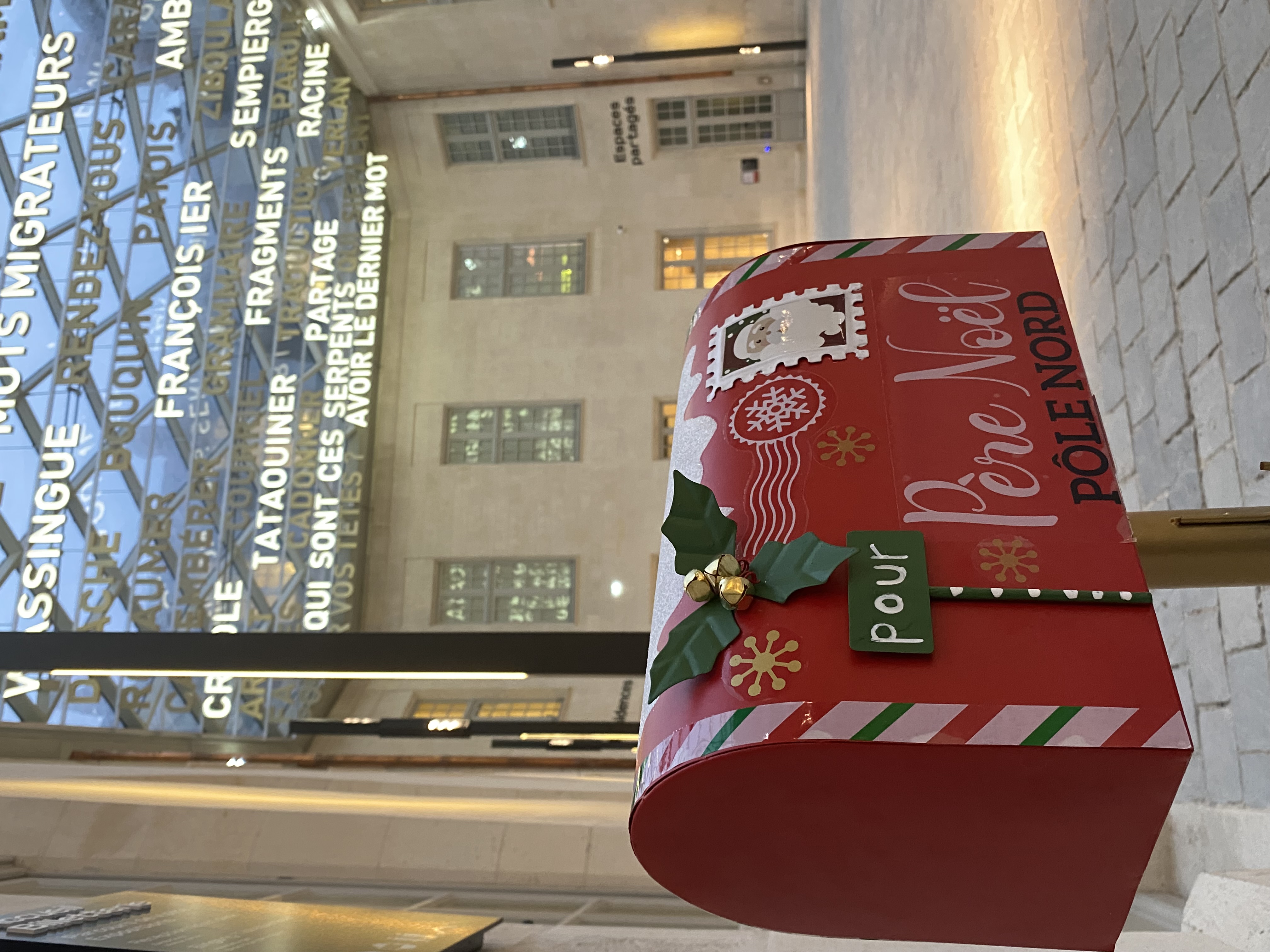 boite aux lettres du père noël dans la cour des offices