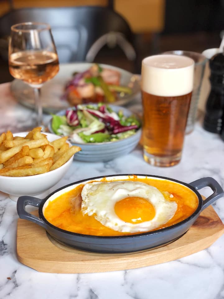 Cocotte à l'œuf et frites