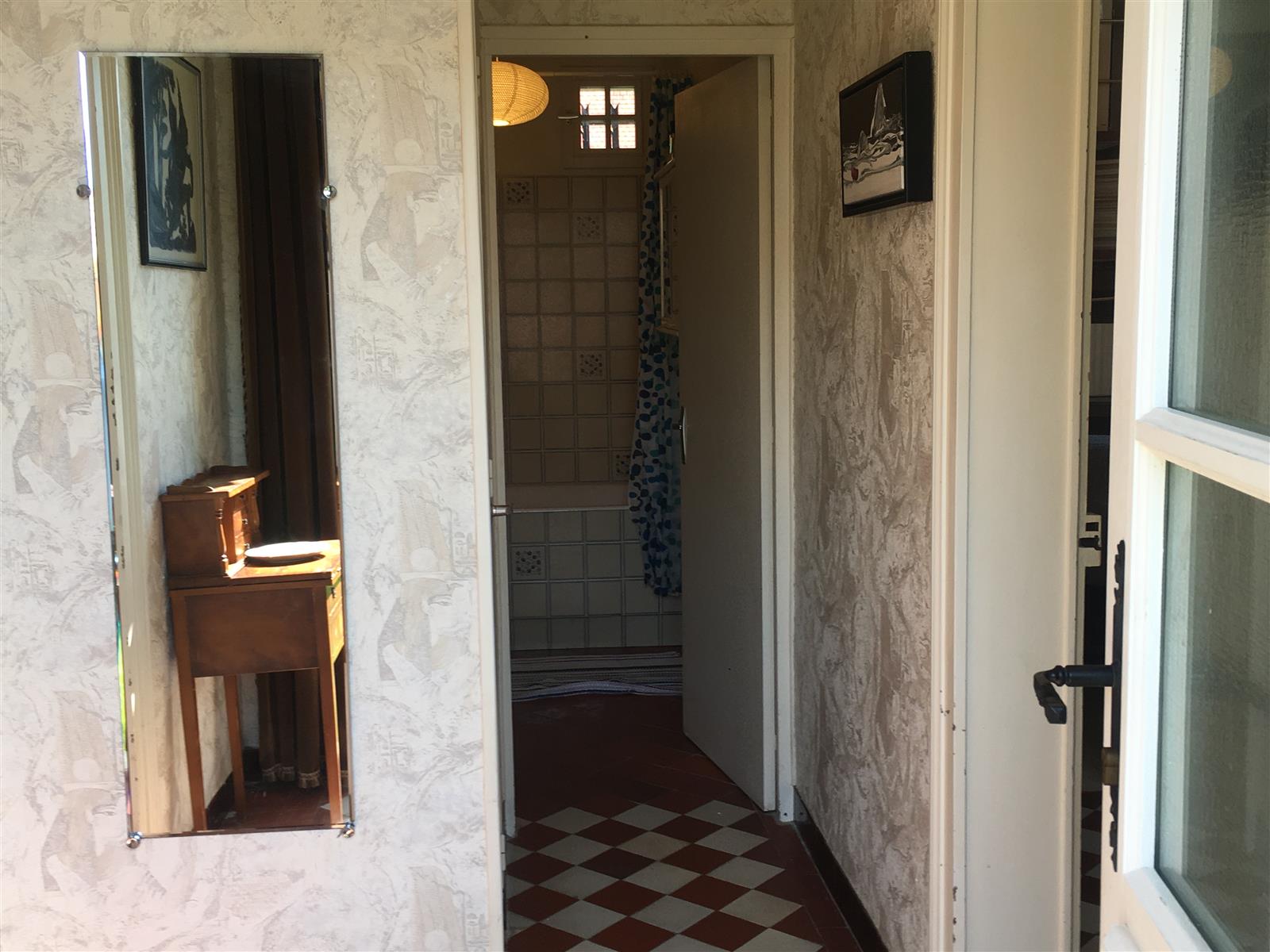 Couloir, vue sur la salle de bain