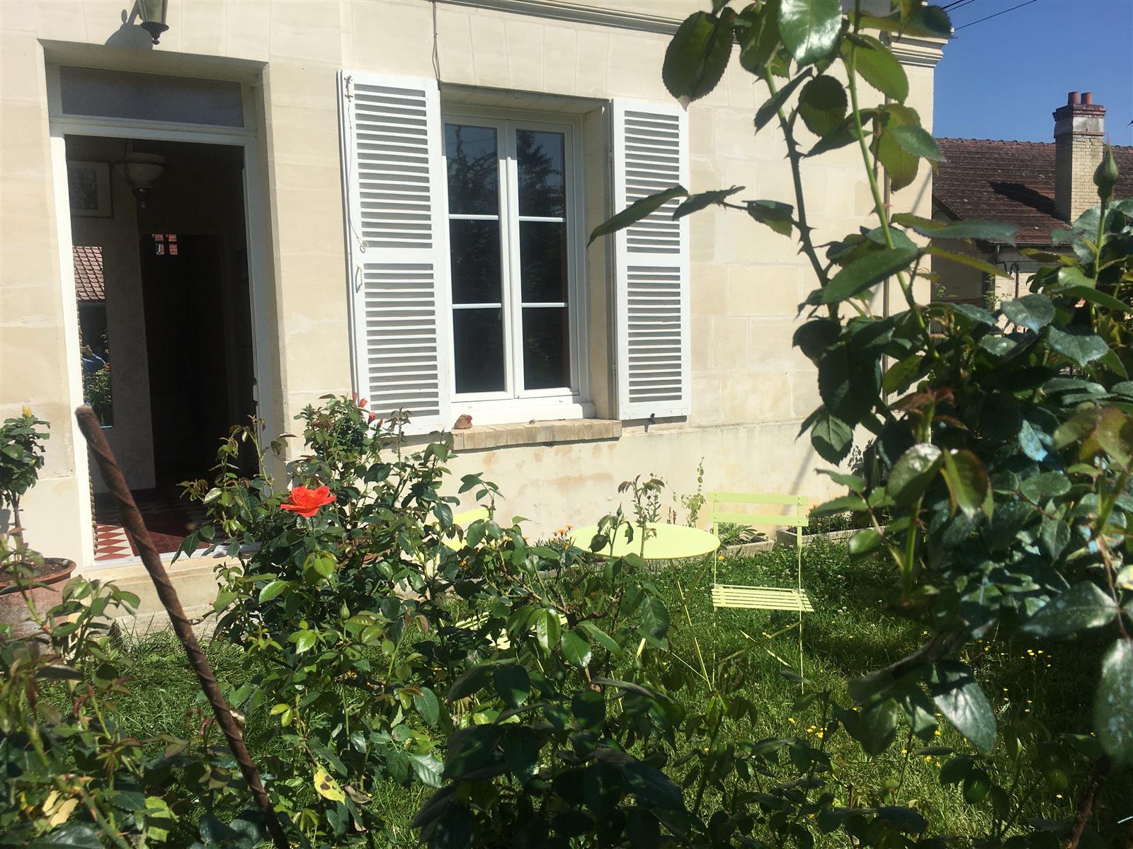 entrée et fenêtre du salon