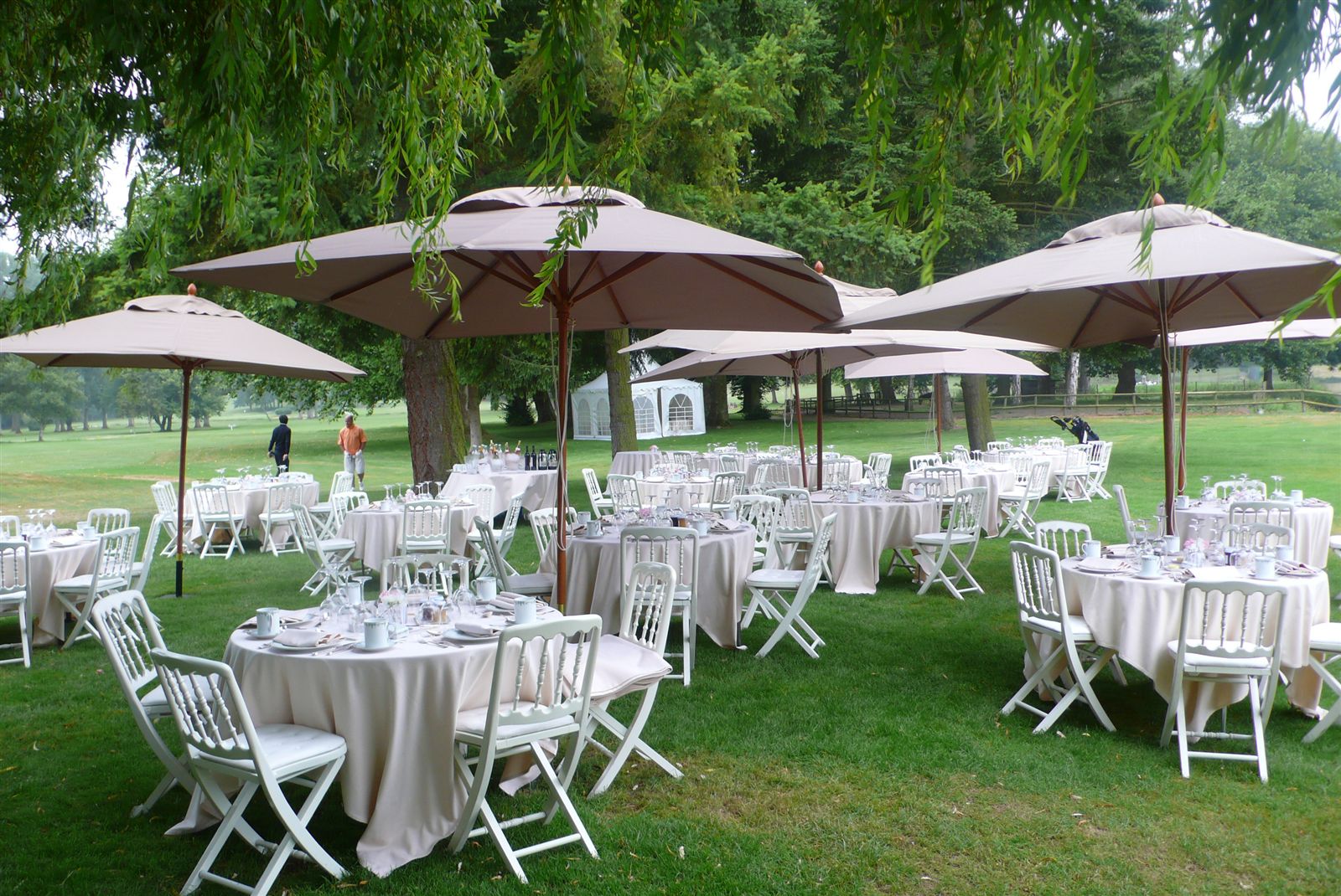 tables exterieur - Château de Bertichères