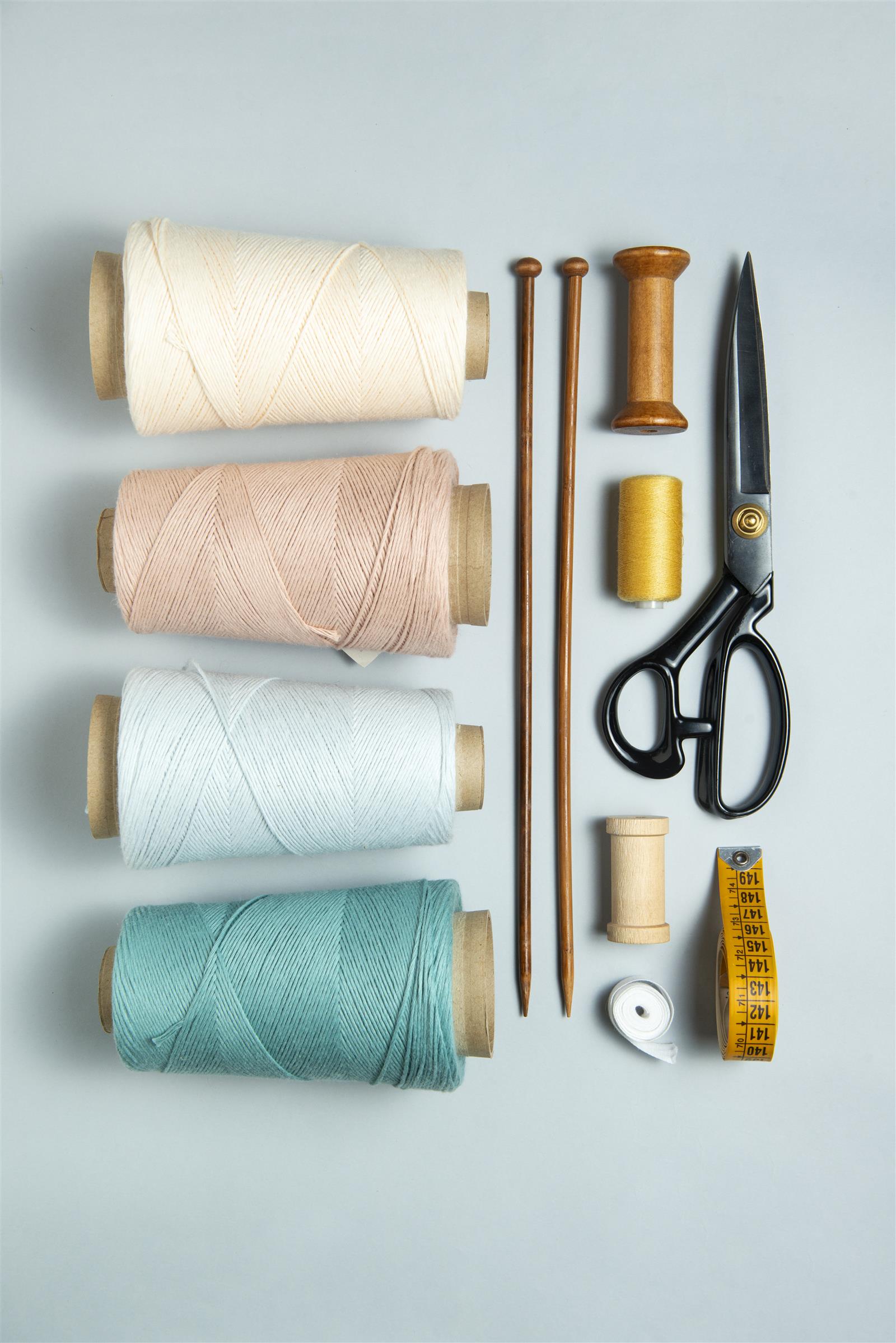 vue-ci-dessus-disposition-des-fournitures-de-couture